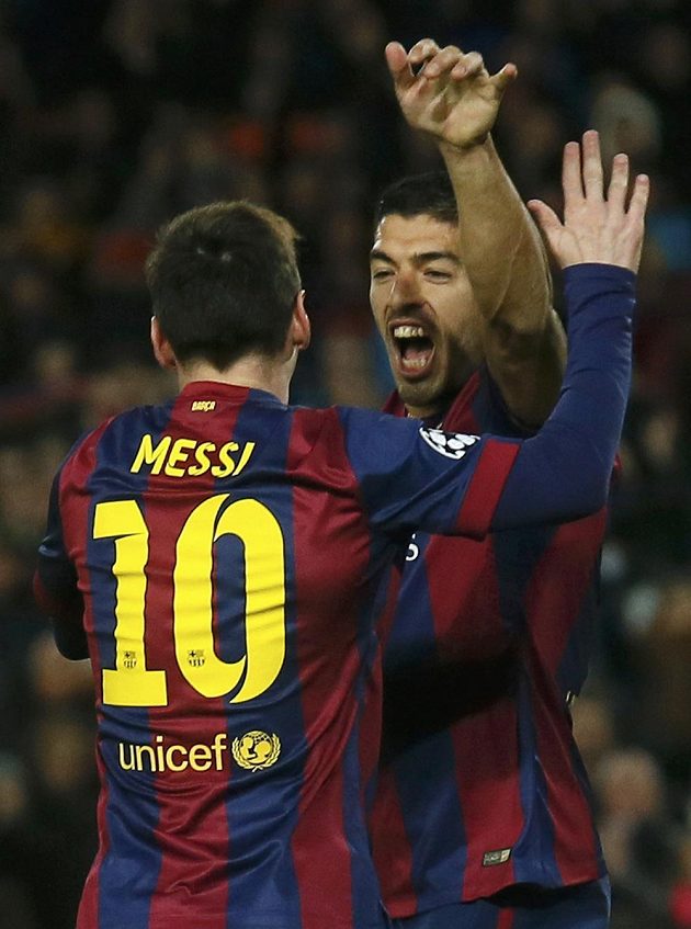 Barcelonský útočník Luis Suárez (vpravo) slaví s Lionelem Messim gól proti Paris St. Germain.