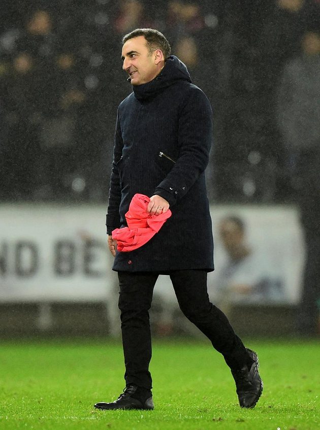 Nadšený manažer Swansea Carlos Carvalhal. Jeho tým vyhrál nad Arsenalem 3:1 a odskočil z posledního místa tabulky. Navíc trenér získal dres Petra Čecha pro svého syna.
