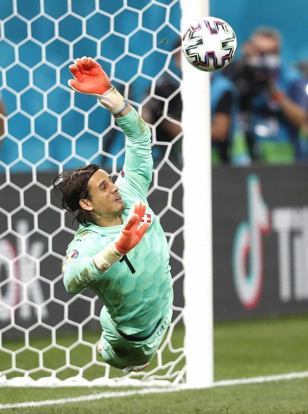 Parádní zákrok brankáře Yanna Sommera po střele Kyliana Mbappého při penaltovém rozstřelu pomohl Švýcarům k postupu.