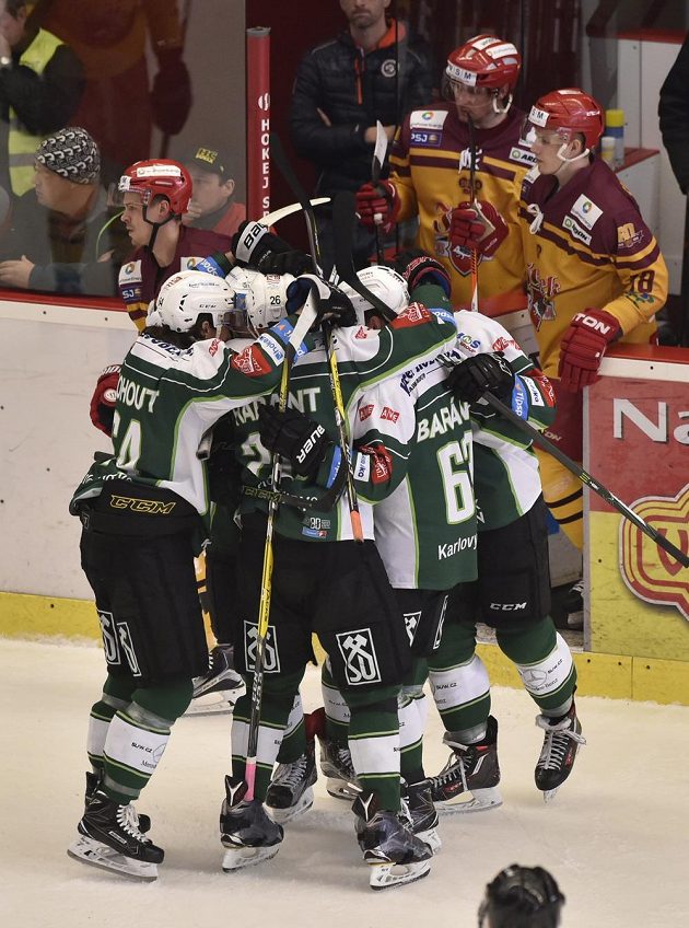 Radost karlovarských hráčů z gólu během utkání 11. kola baráže o hokejovou extraligu na ledě HC Dukla Jihlava.