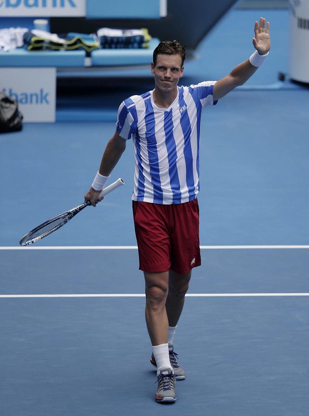 Tomáš Berdych děkuje publiku v Melbourne poté, co postoupil přes Kennyho de Scheppera z Francie.