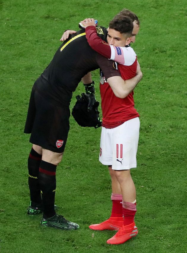 Brankář Arsenalu Petr Čech se objímá se spoluhráčem Lucasem Torreirou po porážce ve finále Evropské ligy.