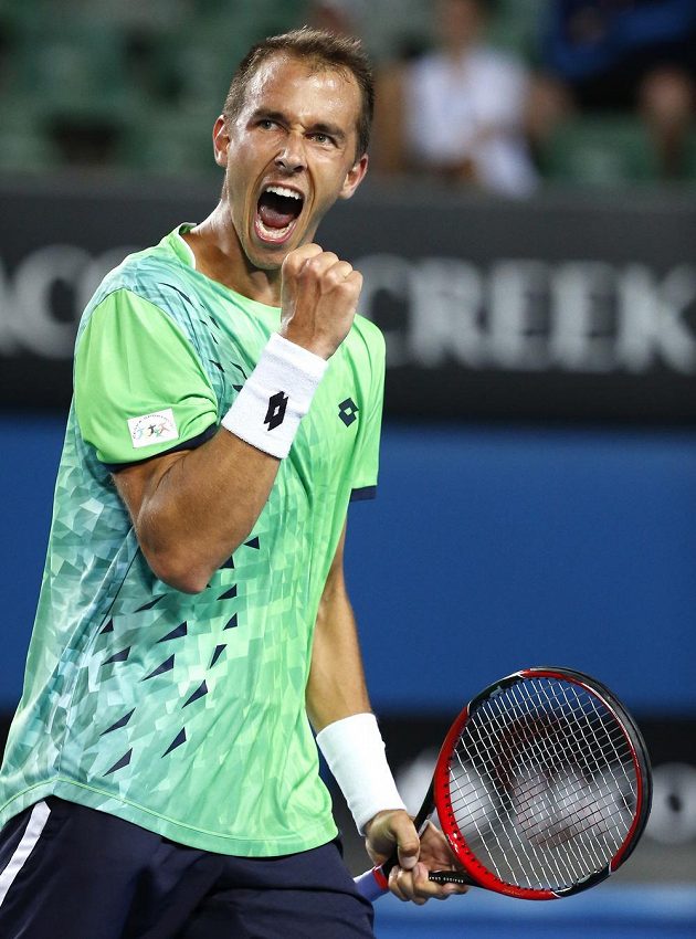 Vítězné gesto Lukáše Rosola, český tenista postoupil přes Američana Jacka Socka do třetího kola Australian Open.