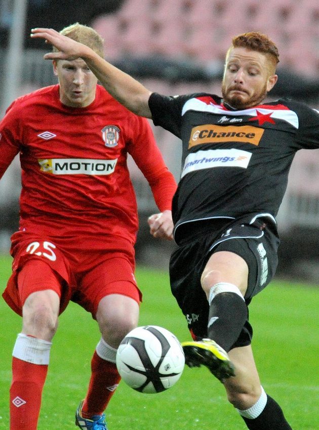 Brněnský záložník Jan Šisler (vlevo) a slávistický středopolař Marcel Gecov v utkání 28. kola Gambrinus ligy.