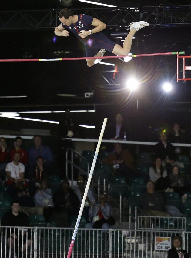 Francouz Renaud Lavillenie během finále skoku o tyči na halovém mistrovství světa v Portlandu.