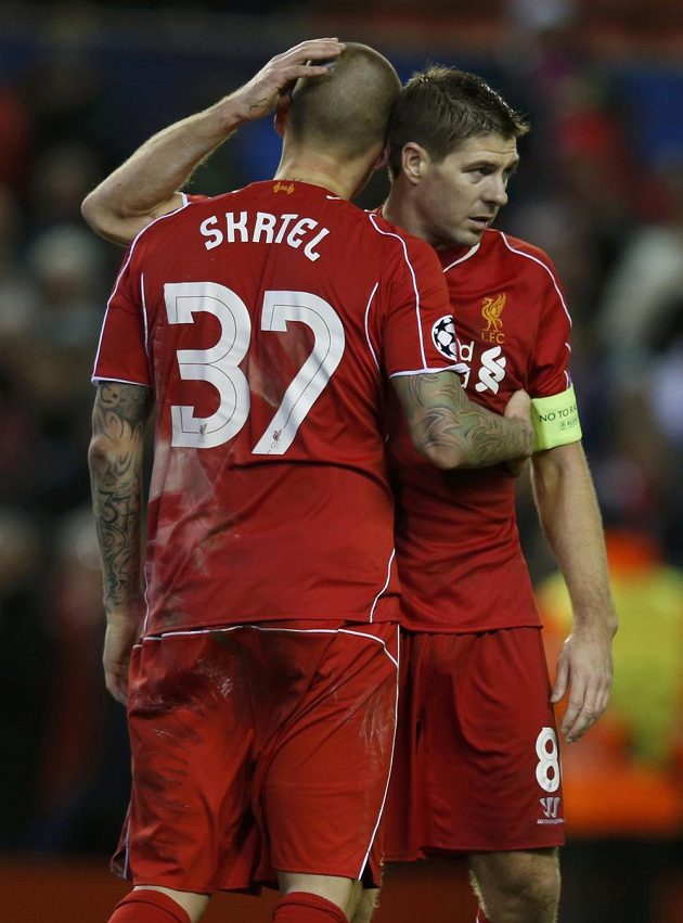 Zklamané opory Liverpoolu Martin Škrtel a Steven Gerrard po remíze s Basilejí, která znamenala pro anglický tým vyřazení v Lize mistrů.