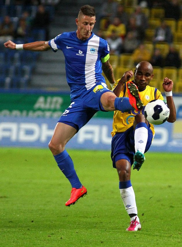 Teplický záložník Nivaldo (vpravo) bojuje o míč s libereckým obráncem Jiřím Fleišmanem.