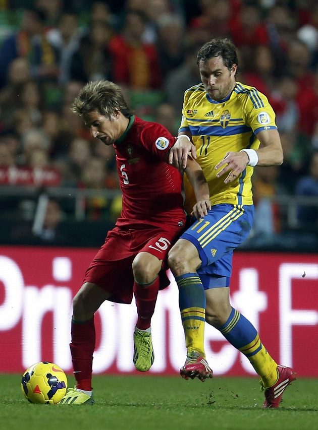 Švédský fotbalista Johan Elmander (vpravo) a Portugalec Fabio Coentrao v barážovém utkání o postup na MS.