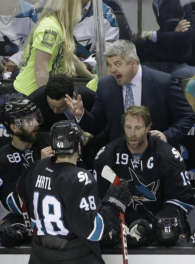Rozzuřený trenér San Jose Todd McLellan promlouvá ke svým svěřencům - obránci Brentovi Burnsovi (88), a útočníkům Joemu Thorntonovi (19) s Tomášem Hertlem (48).