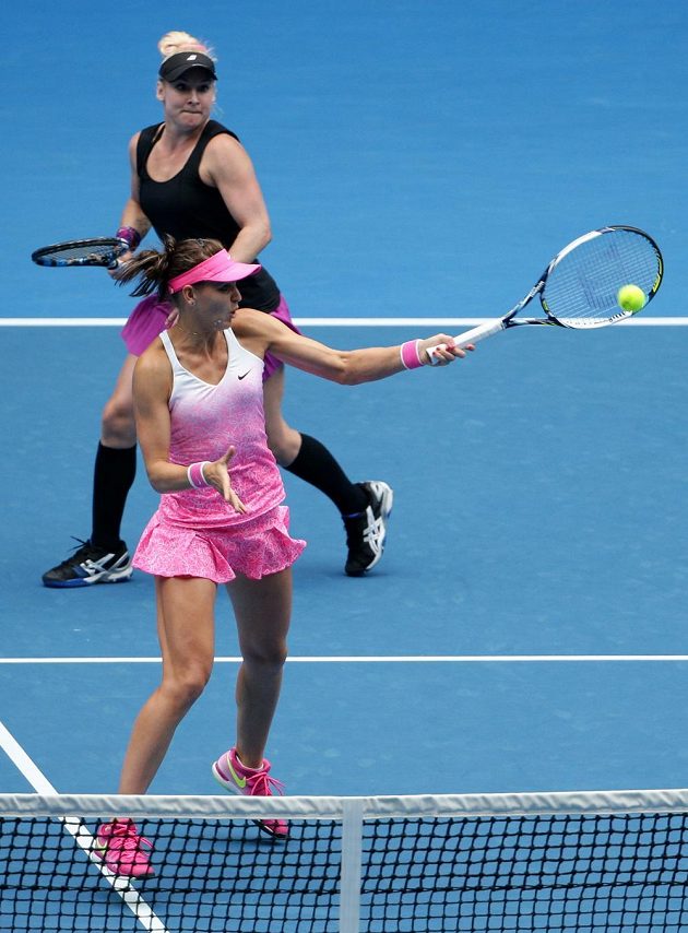 Česká tenistka Lucie Šafářová (blíže) při voleji ve finále čtyřhry na Australian Open. Za ní přihlíží spoluhráčka Bethanie Matteková-Sandsová.