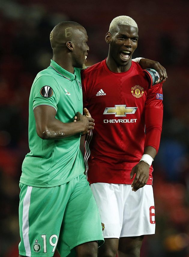 Paul Pogba z Manchesteru United a Florentin Pogba z týmu St. Etienne během utkání Evropské ligy na Old Trafford.