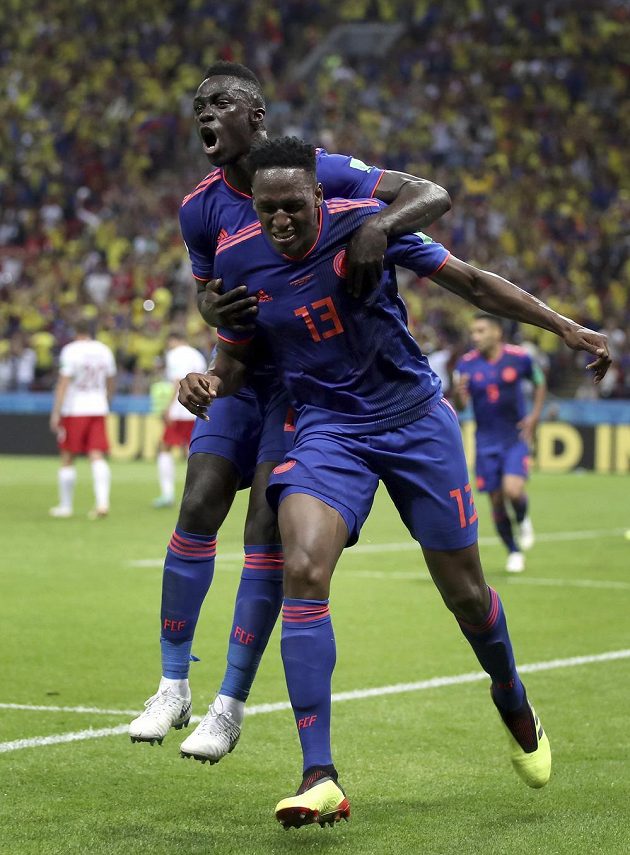 Kolumbie jásá! Autor gólu Yerry Mina (vpravo) slaví se spoluhráčem Davinsonem Sánchezem.