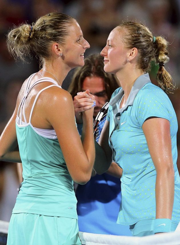 Karolína Plíšková (vlevo) gratuluje Petře Kvitové k triumfu po finálové bitvě v Sydney.