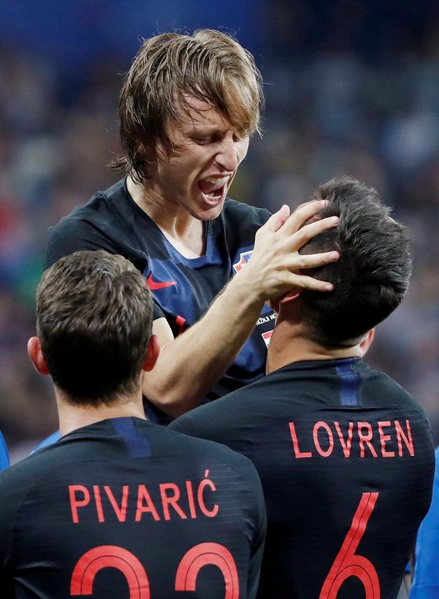 Chorvatská radost z postupu do čtvrtfinále MS v podání Luky Modriče a Dejana Lovrena.