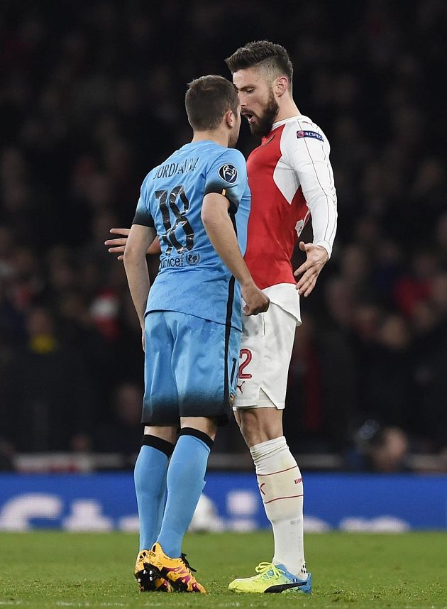 Názory si hodně zblízka vyříkávají Jordi Alba z Barcelony a Olivier Giroud z Arsenalu.