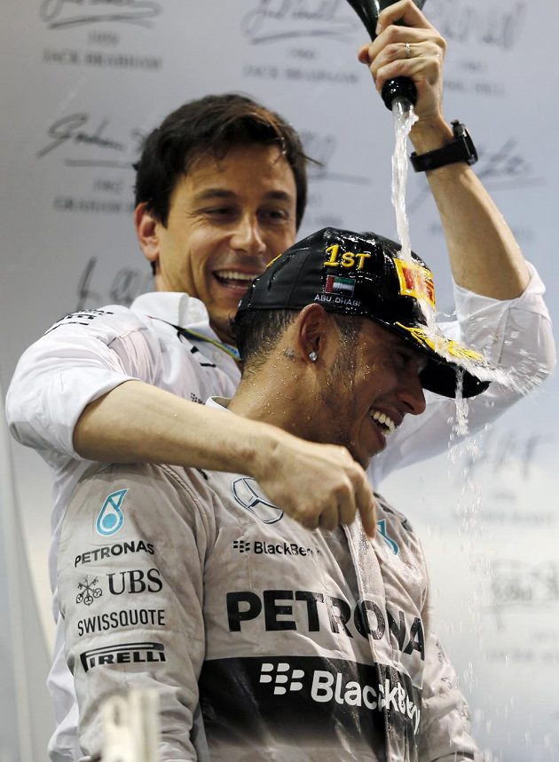 Šéf Mercedesu Motorsport Toto Wolff (vzadu) se raduje s mistrem světa Lewisem Hamiltonem.