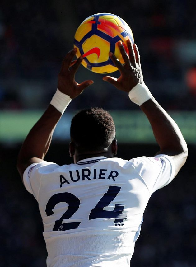 Serge Aurier z Tottenhamu. V zápase s Crystal Palace hned třikrát špatně hodil aut a stal se terčem vtipů.