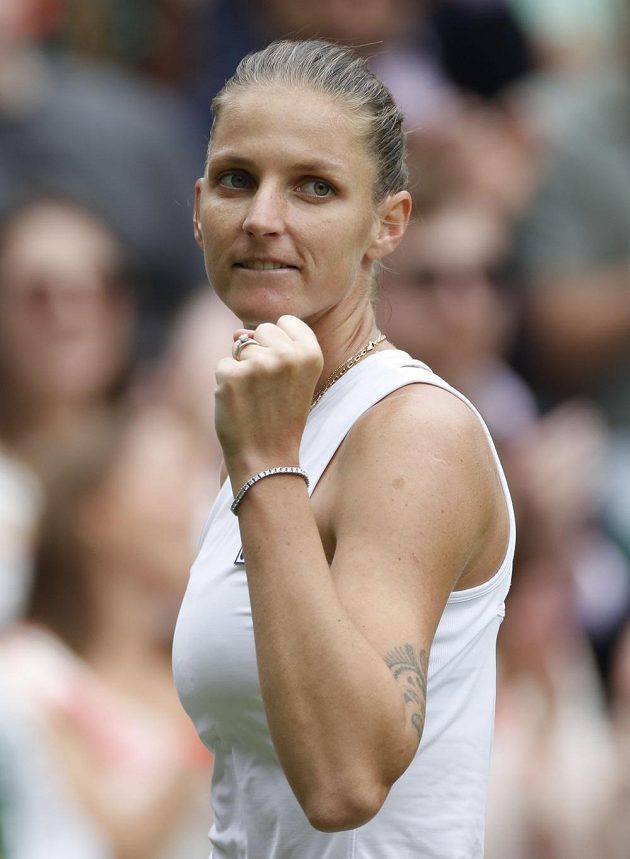 Karolína Plíšková a její vítězné gesto v průběhu finále proti Ashleigh Bartyové z Austrálie.
