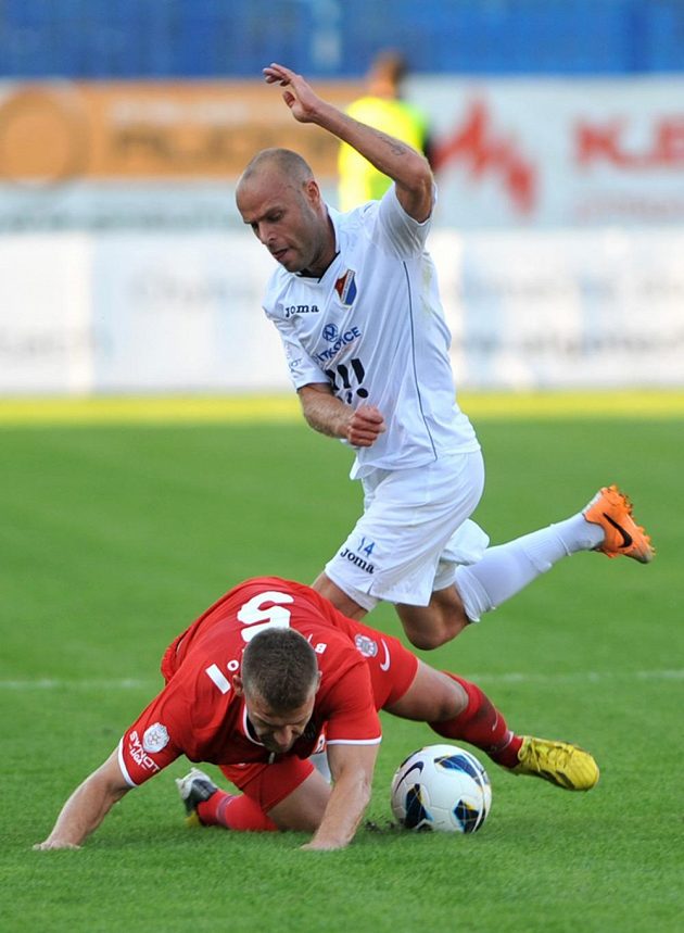 Brněnský záložník Marek Kaščák (vlevo) v souboji s Joelem Lindperem z Baníku Ostrava.