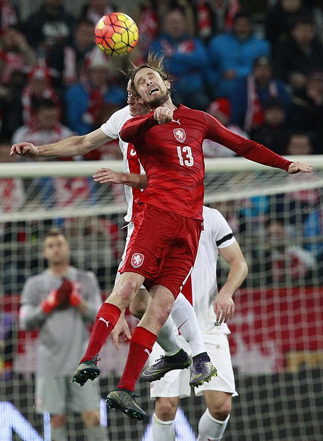 Český fotbalista Jaroslav Plašil (vpředu) ve vzdušném souboji s Krzysztofem Maczyňským během přípravného duelu s Polskem.