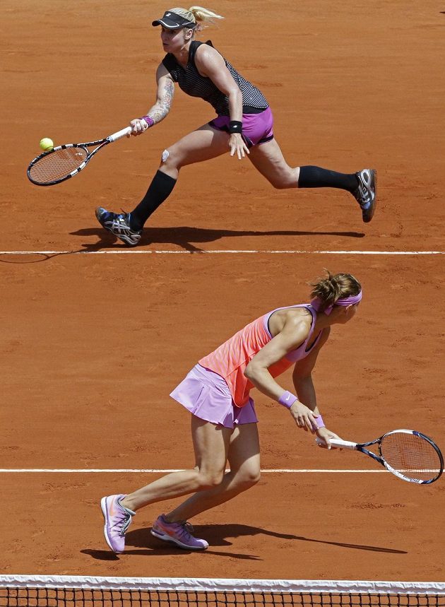 Americká tenistka Bethanie Matteková-Sandsová a Lucie Šafářová (dole) ve finále ženské čtyřhry na French Open.