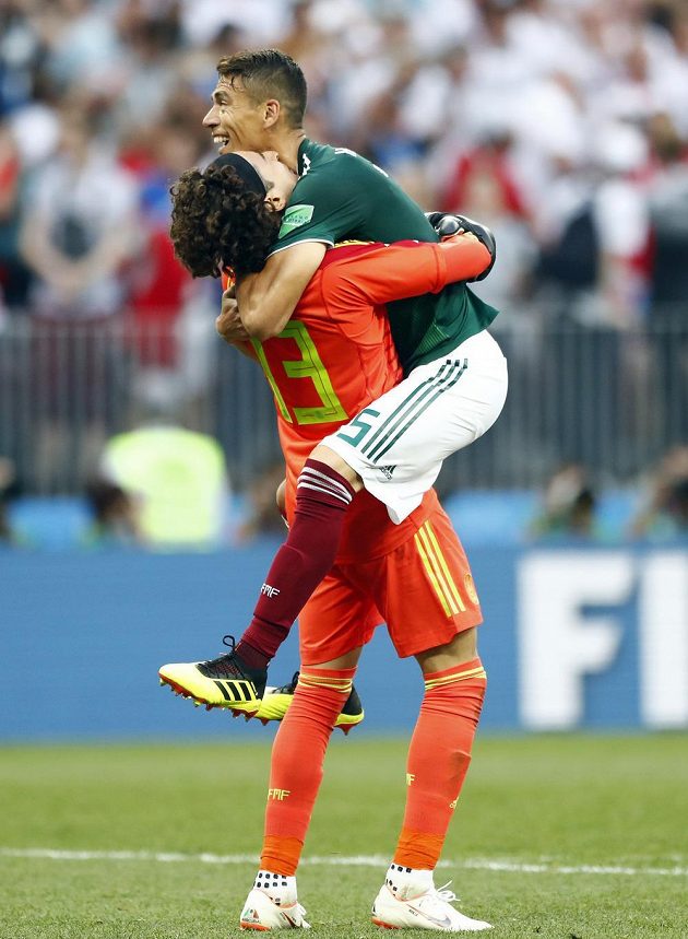 Mexická radost. Gólman Guillermo Ochoa (vlevo) se spoluhráčem Hectorem Morenem slaví výhru v utkání MS s Německem.