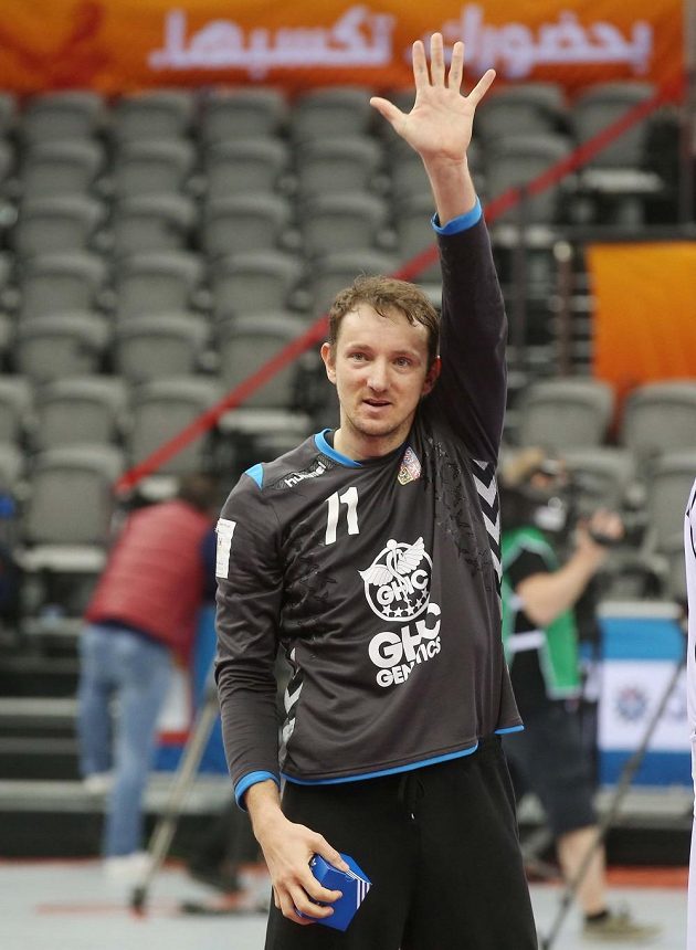 Brankář Petr Štochl zdraví fanoušky po výhře nad Islandem.