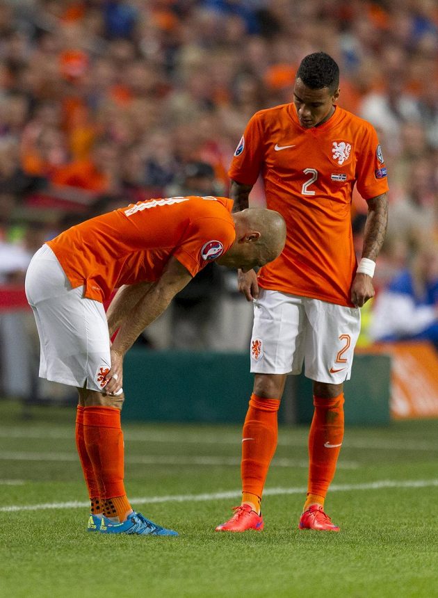 Arjen Robben (vlevo) se po 30 minutách zranil a duel proti Islandu nedohrál.
