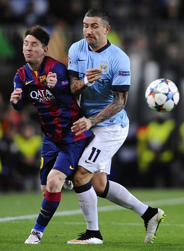 Aleksandar Kolarov (vpravo) z Manchesteru City brání dirigenta hry Barcelony Lionela Messiho.