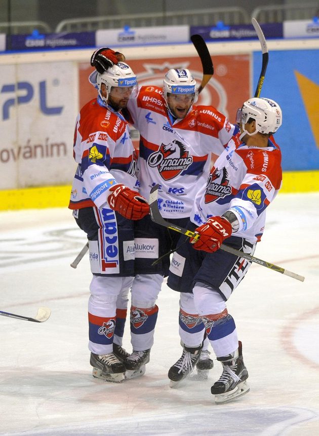 Pardubičtí hokejisté se radují z gólu proti Karlovým Varům v zápase 5. kola Tipsport extraligy.