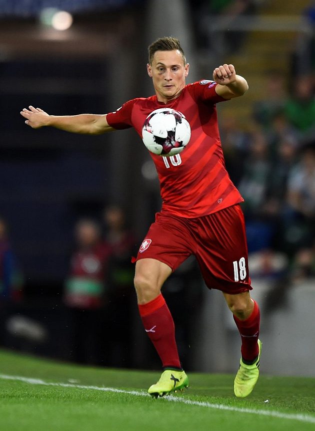 Český fotbalový reprezentant Jan Bořil v akci během kvalifikačního utkání o postup na MS 2018 na půdě Severního Irska.
