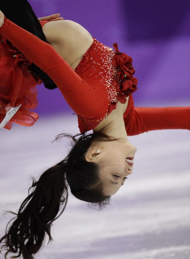 Korejští tanečníci Min Ju-ra a Alexander Gamelin při krátkém programu týmové soutěže. Partnerka měla nečekaný problém s oblečením.