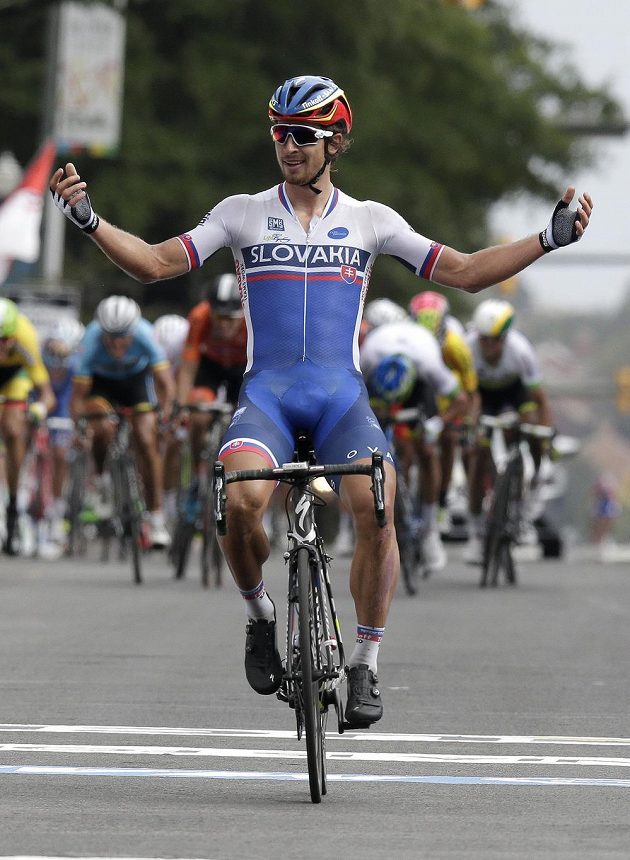 Slovák Peter Sagan se raduje z vítězství v silničním závodu na MS v americkém Richmondu.