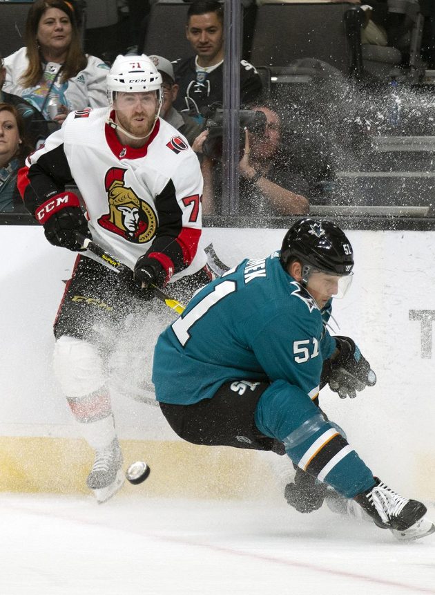 Český hokejový obránce Radim Šimek v dresu San Jose během utkání NHL s Ottawou.