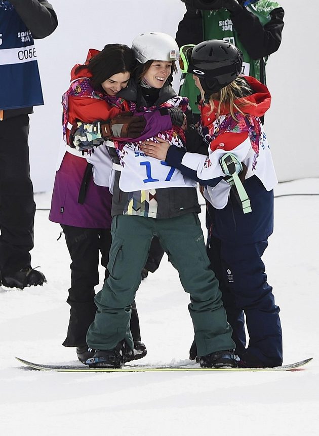Šárku Pančochovou utěšují kolegyně po pádu ve druhém kole olympijského závodu ve slopestylu.