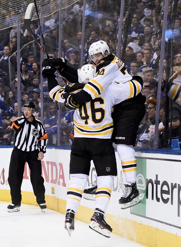 Bostonský autor gólu Jake DeBrusk (74) se raduje s asistujícím Davidem Krejčím (46) při utkání s Torontem.