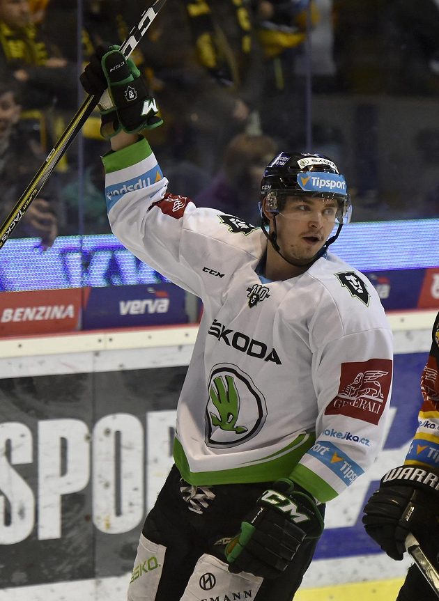 Jakub Orsava z Mladé Boleslavi se raduje z gólu na ledě Litvínova v extraligovém utkání.