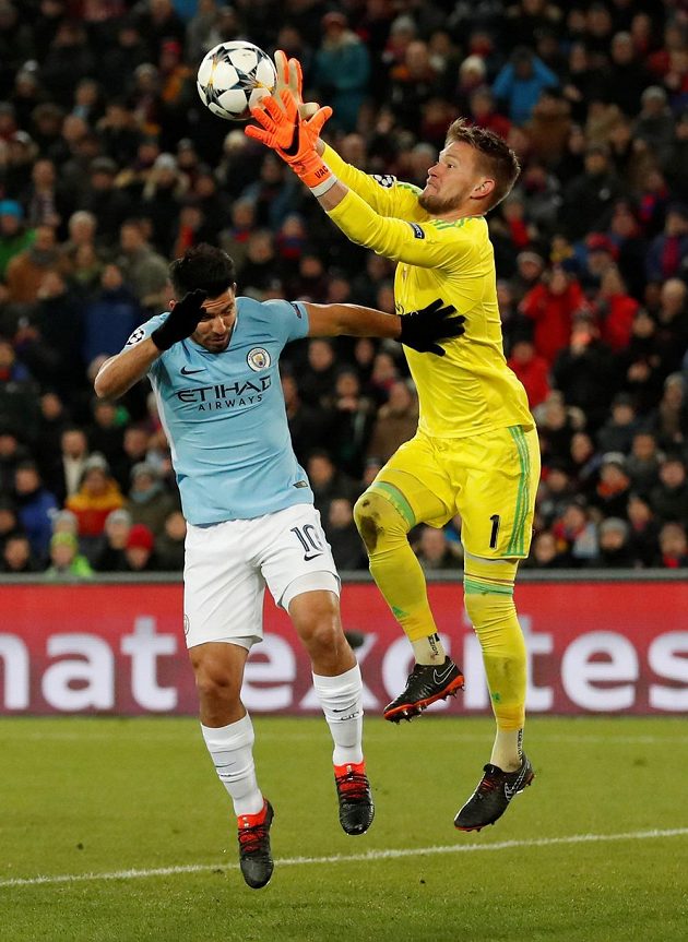 Basilejský brankář Tomáš Vaclík při jednom ze zákroků proti Manchesteru City, vlevo Sergio Agüero.