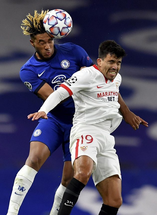 V hlavičkovém souboji se utkali Reece James (vlevo) z Chelsea a Marcos Acuna ze Sevilly.
