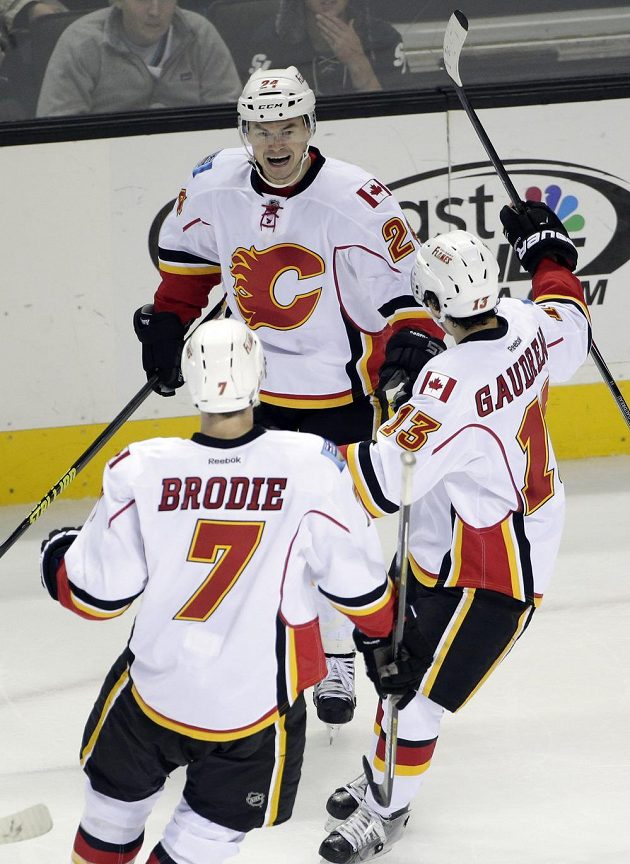 Jiří Hudler jásá po gólu proti San Jose se spoluhráči z Calgary Johnnym Gaudreauem (13) a T.J. Brodiem (7).