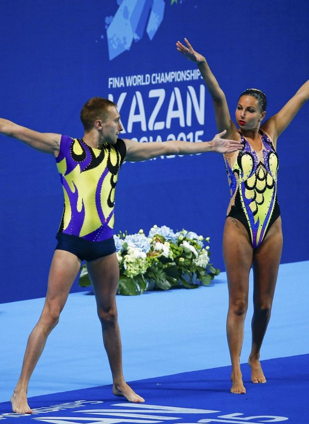 Ukrajinci Oleksandra Sabadová a Anton Timofejev při MS v synchronizovaném plavání v Kazani.