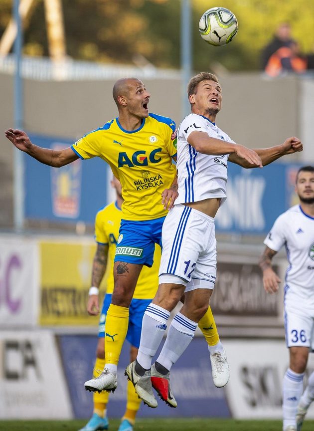 Tomáš Kučera z Teplic a Michal Hubínek z Boleslavi v hlavičkovém souboji během utkání nejvyšší soutěže.