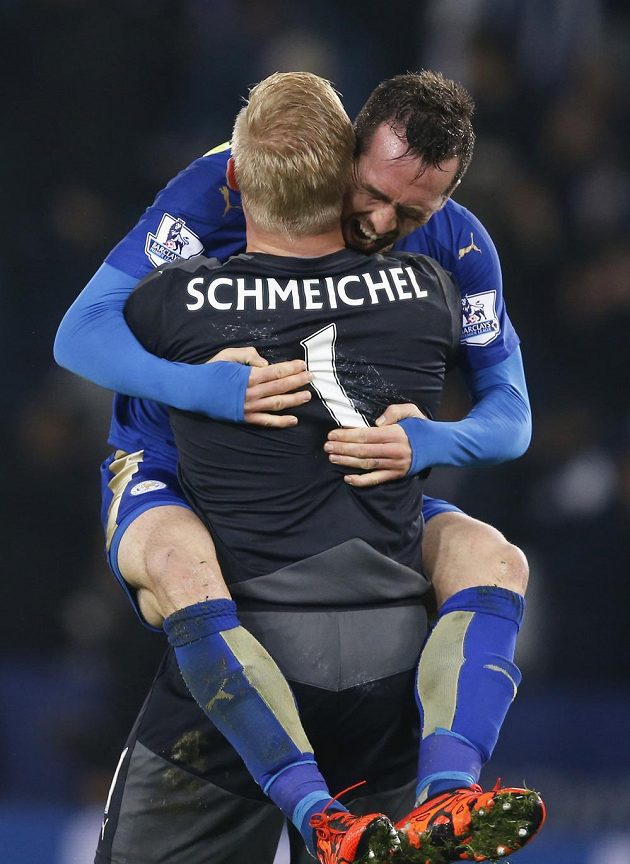 Obránce Leicesteru Christian Fuchs a brankář Kasper Schmeichel slaví vítězství nad Chelsea.