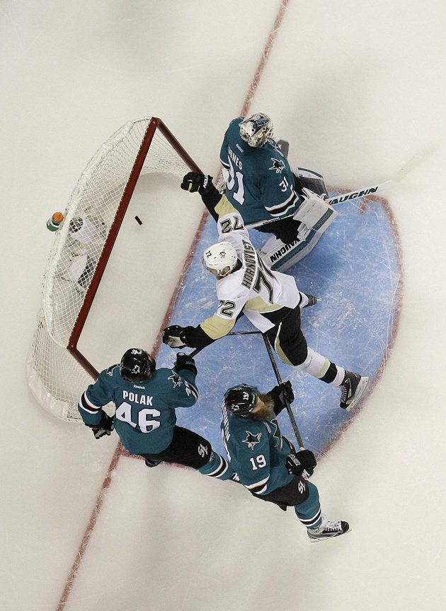 Gólová radost Patricka Hornqvista (72) mezi hráči San Jose Sharks Romanem Polákem (46), Joem Thorntonem (19) a Martinem Jonesem (31) v šestém finále Stanley Cupu.