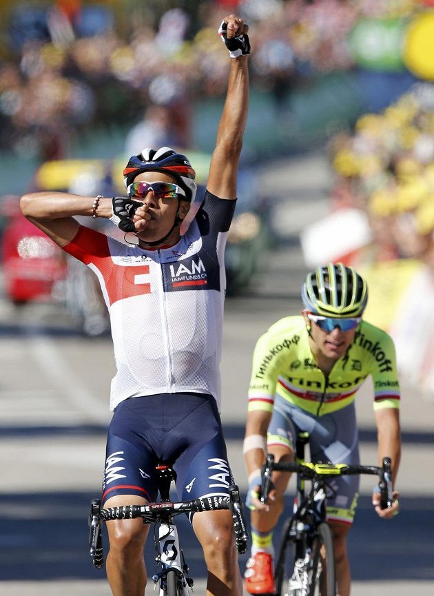 Kolumbijec Jarlinson Pantano coby vítěz v cíli 15. etapy Tour de France, za ním Polák Rafal Majka.
