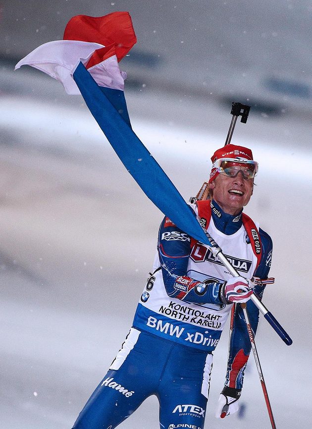 Ondřej Moravec na prvním místě v cílové rovině při závodu smíšených štafet na MS biatlonistů.