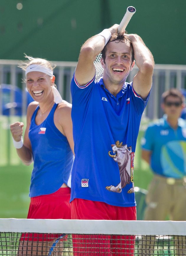 Radek Štěpánek a Lucie Hradecká se radují z vítězství nad indickým párem Sania Mirzaová, Rohan Bopanna.