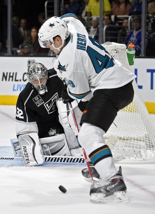Tomáš Hertl se snaží prosadit před brankářem Jonathanem Quickem z Los Angeles.