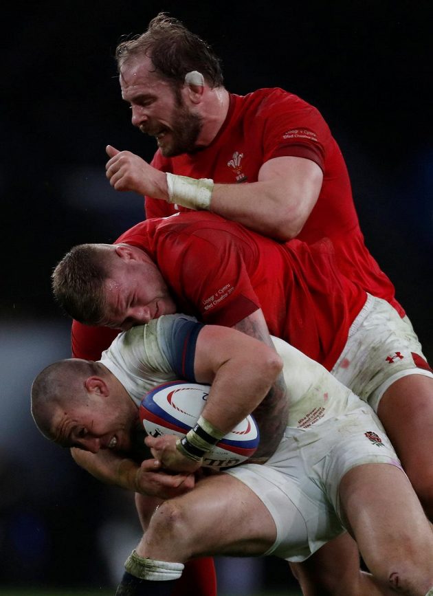 Pyramida těžkých vah z utkání Anglie (Mike Brown v bílém) - Wales (Ross Moriarty a Alun Wyn Jones).