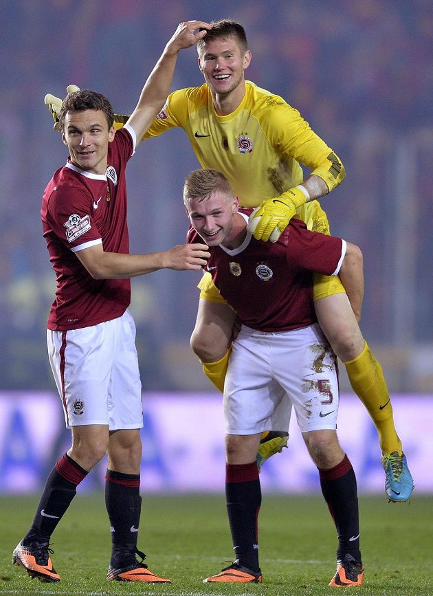 Zleva útočník Sparty David Lafata, brankář Tomáš Vaclík a obránce Jakub Brabec se radují z vítězství.